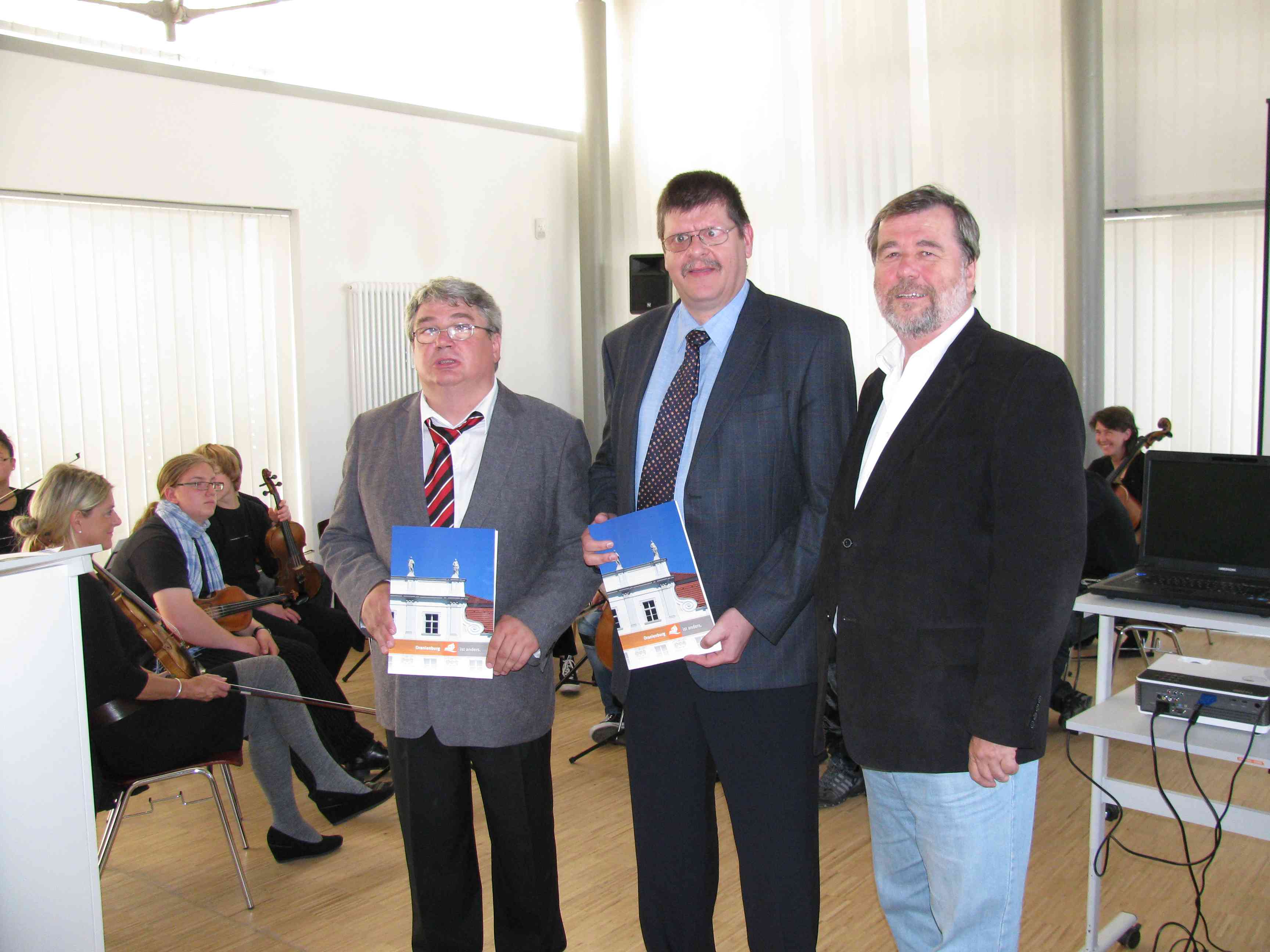 Bild: Oranienburgs Brgermeister Hans-Joachim Laesicke (r.) ehrte die Vorsitzenden der Bezirksgruppen aus Oberhavel, Holger Dreher (l.), und Hamm, Dieter Hoffmann, zum Partnerschaftsjubilum mit Urkunden.